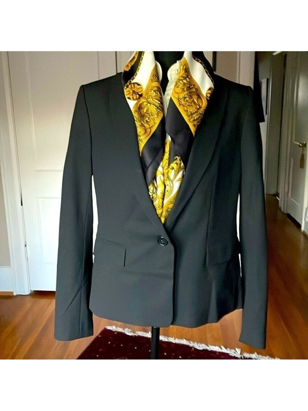 ANN TAYLOR BLACK SINGLE BUTTON SUIT JACKET IN POLY/RAYON/SPANDEX COMBO SIZE 4